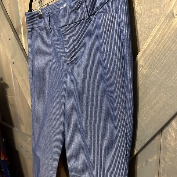 Old Navy Pixie Pants - Picture 4 of 8